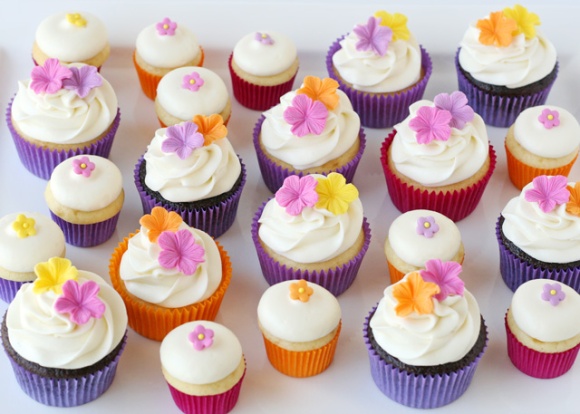 Fondant-flowers-on-cupcakes